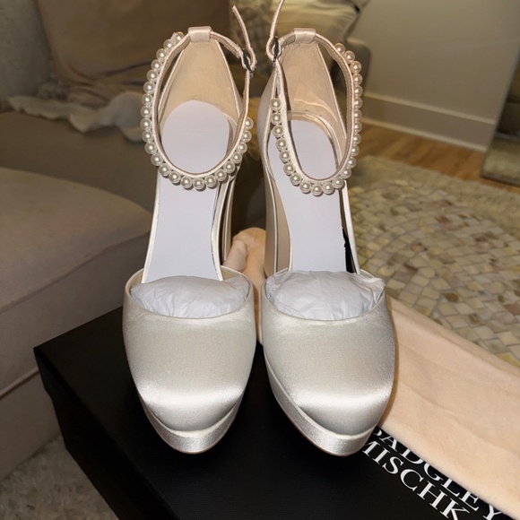 Badgley Mischka - Felixia - Picture 2 of 6